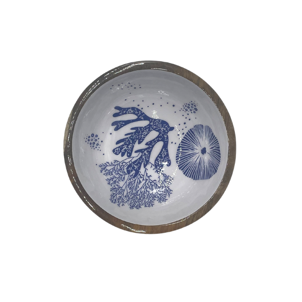 Small hand-crafted bowl (18cm) in a nature-inspired blue & white 'blue butterfly' design. Made with sustainable mango wood. Suitable for cold & warm food or as an individual decorative piece.