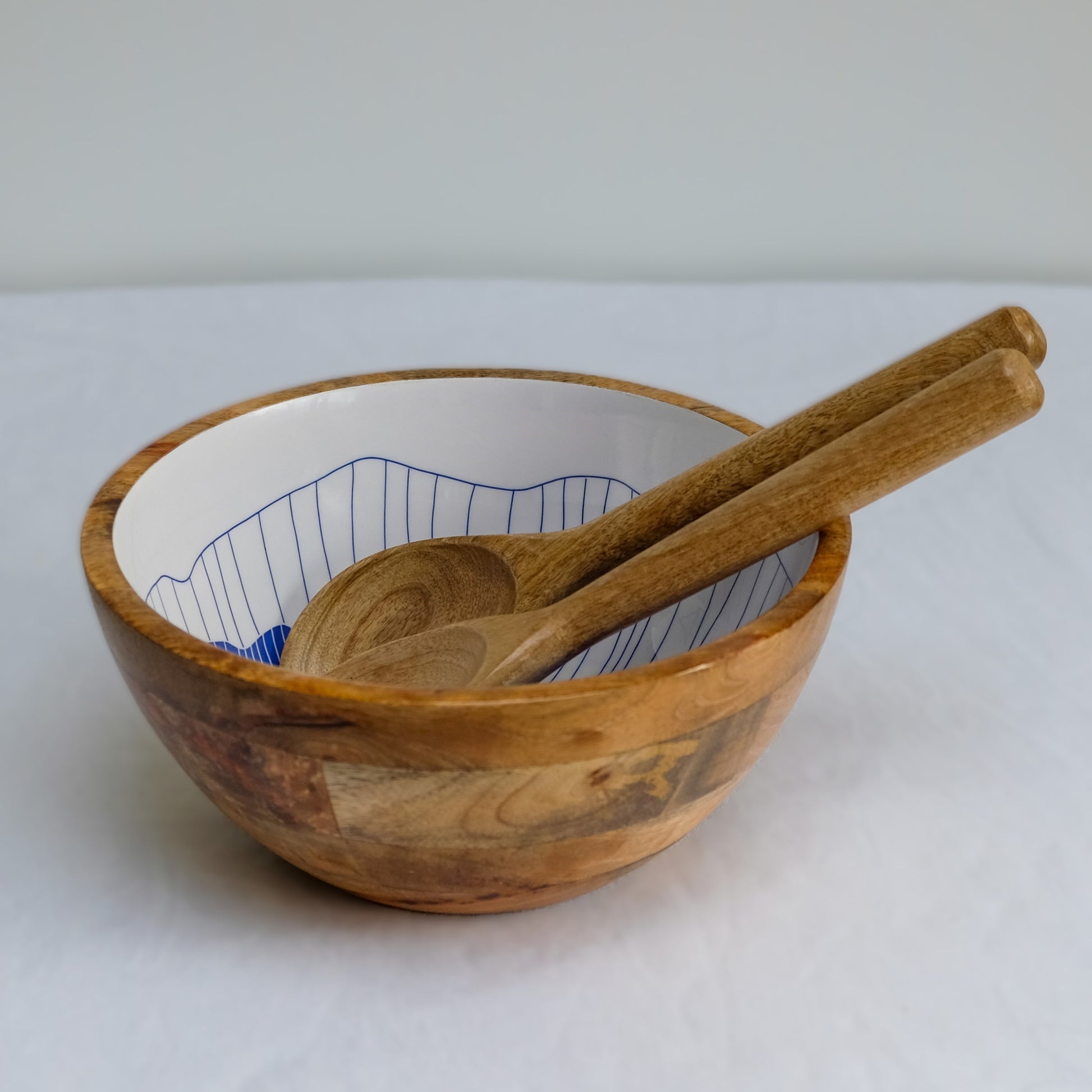 Medium sized bowl (25cm) with a blue & white sea-inspired design. Made with sustainable mango wood. Suitable as a stylish fruit bowl or salad bowl with matching servers.