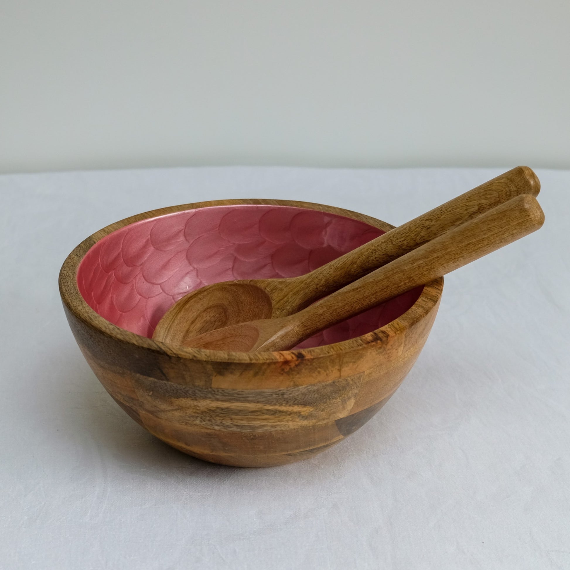 Hand-painted medium sized bowl (25cm) in dusty rose with a beautiful pearl finish. Made with sustainable mango wood. Suitable as a stylish fruit bowl or salad bowl.