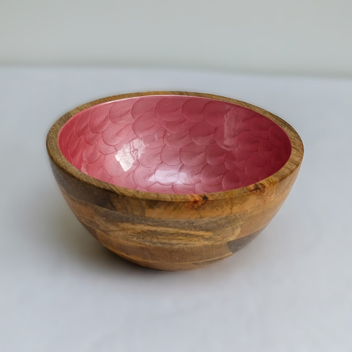 Hand-painted medium sized bowl (25cm) in dusty rose with a beautiful pearl finish. Made with sustainable mango wood. Suitable as a stylish fruit bowl or salad bowl.