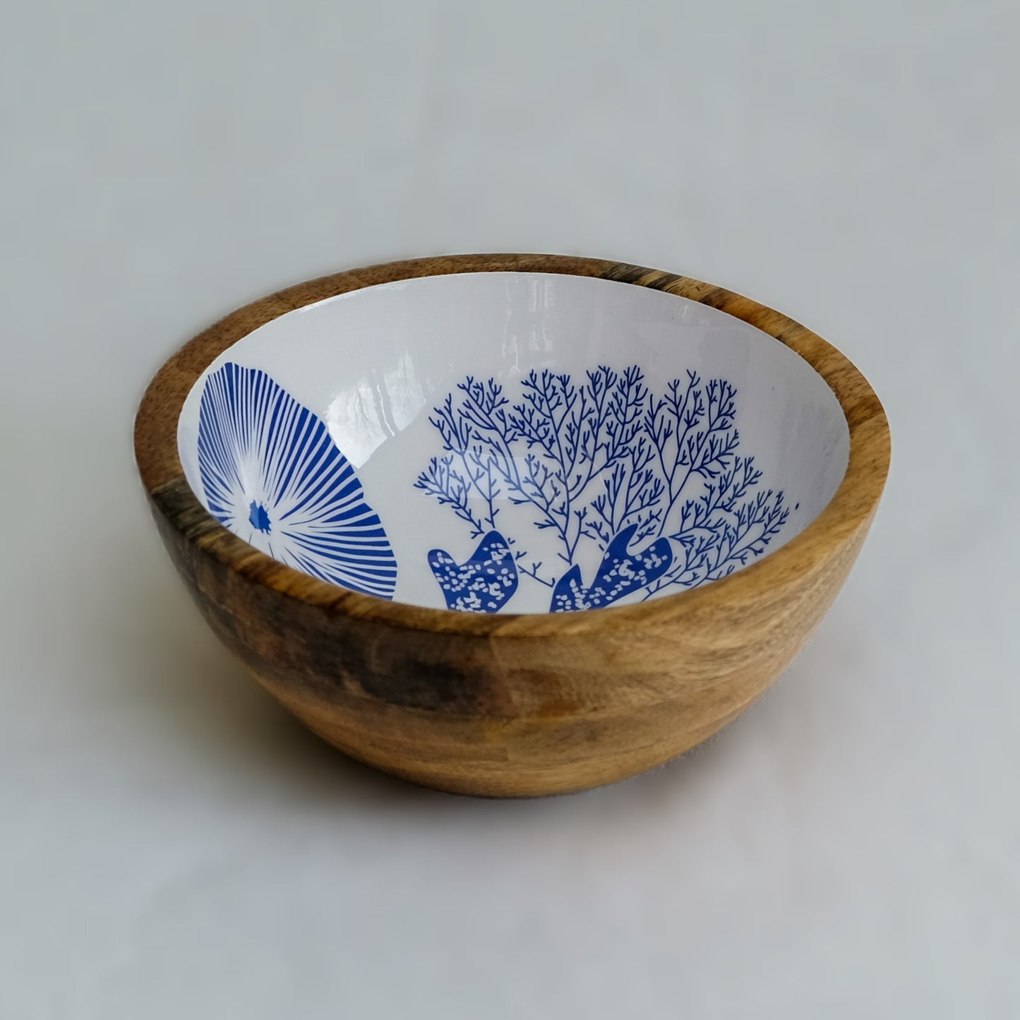 Small hand-crafted bowl (18cm) in a sea-inspired blue & white design. Made with sustainable mango wood. Suitable for cold & warm food or as an individual decorative piece.