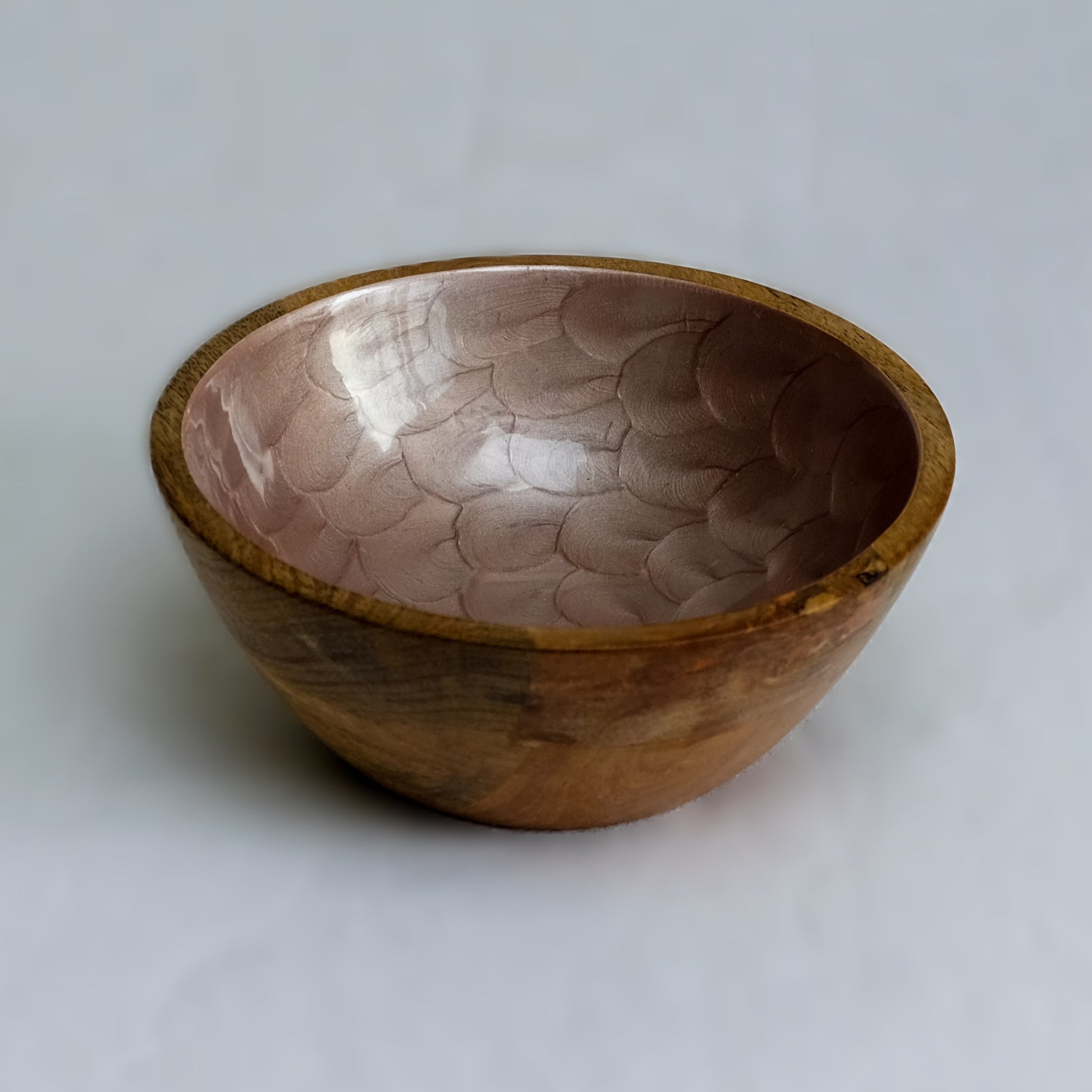 Small hand-painted bowl (18cm) in mole pink with a pearl finish. Made with sustainable mango wood. Suitable for cold & warm food or as an individual decorative piece.